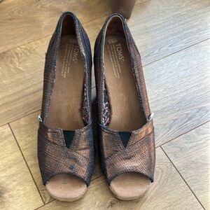 TOMS Women's Brown Peep-Toe Wedges
